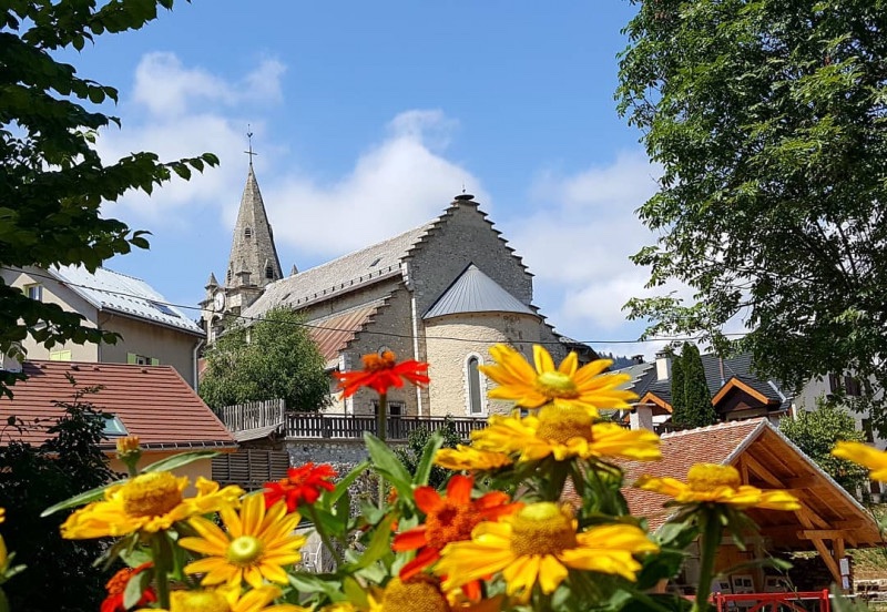 Église Saint-Nicolas d’Autrans entourée de fleurs